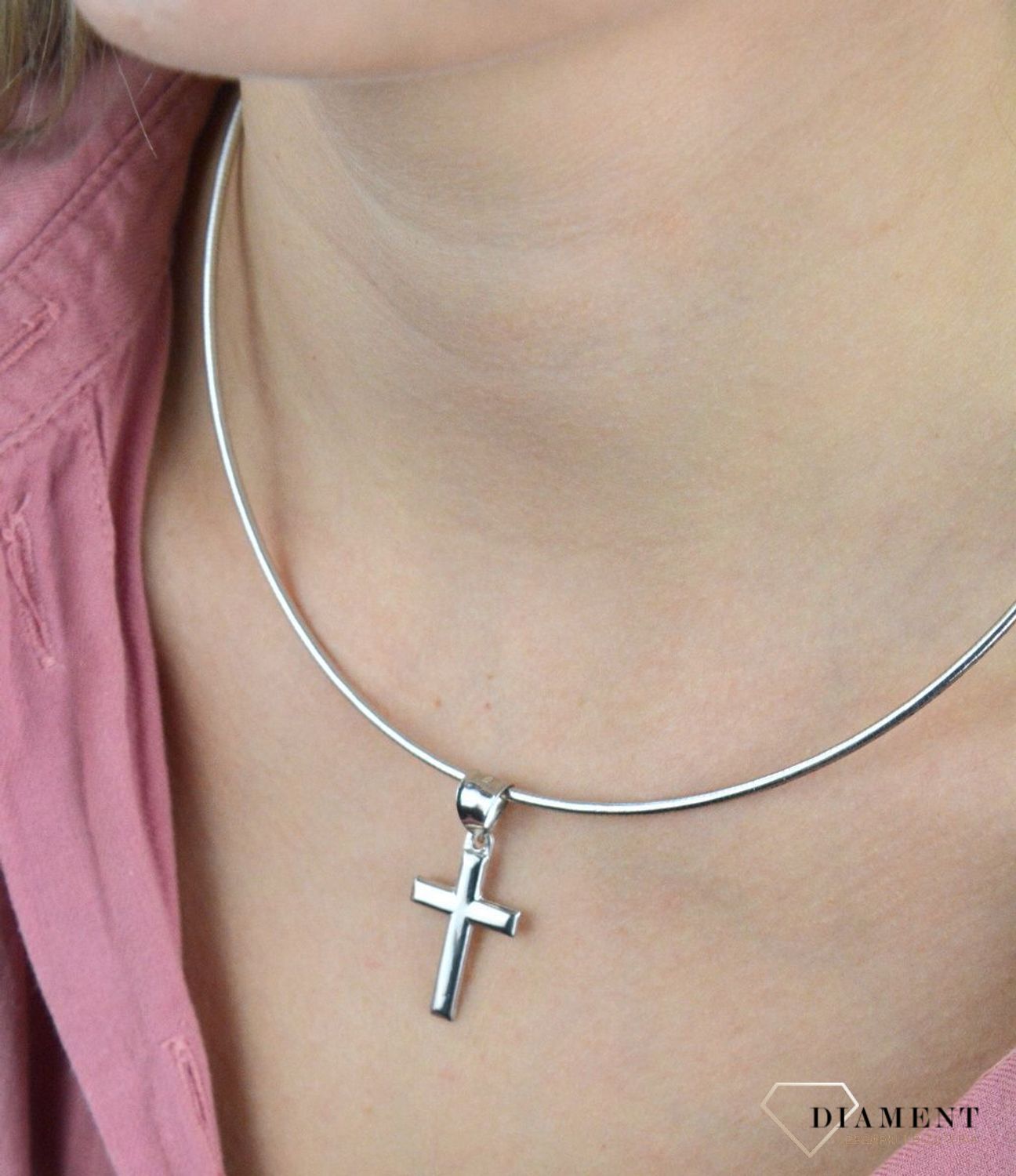 Srebrna zawieszka gładki krzyżyk DIA-ZAW-100981 TA-925. Efektowna zawieszka niewielkich rozmiarów w kształcie krzyżyk wykonano z wysokiej jakości srebra próby 925, z niezwykłą starannością i dbałością o każdy szczegół.jpg